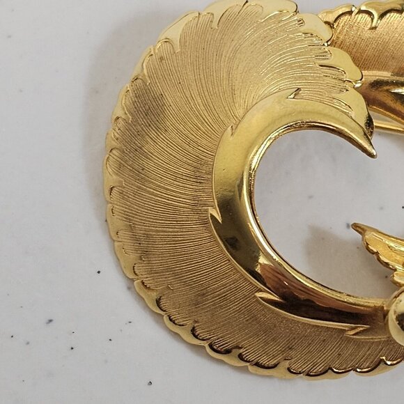 VTG Brooch Coro Signed Brushed Gold Tone Florentine Feather Swirl Simple Classy - Picture 8 of 14